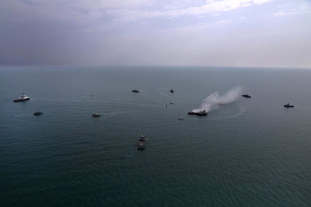 Buques de guerra rusos e iraníes en formación táctica en el golfo de Omán con petroleros al fondo
