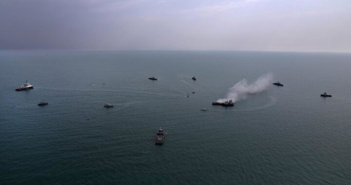 Buques de guerra rusos e iraníes en formación táctica en el golfo de Omán con petroleros al fondo