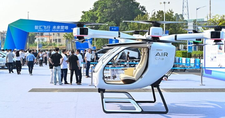 Taxis voladores EH216 sobre rascacielos de Shanghái con sistema meteorológico de precisión al fondo