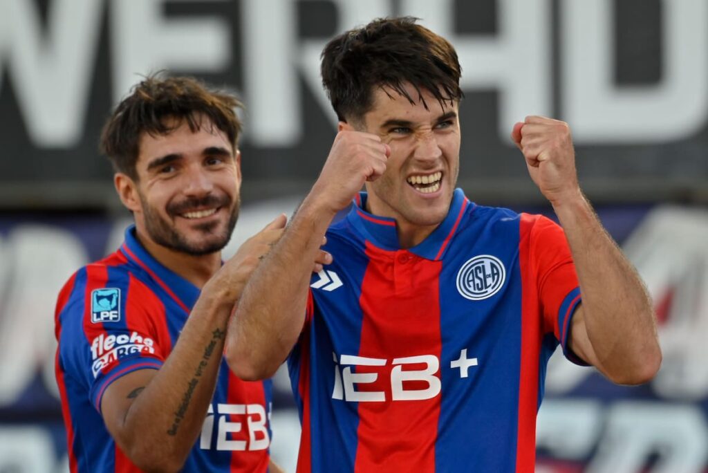 Alexis Cuello celebra con Gregorio Rodríguez tras marcar el gol de la victoria 1-0 en el Gasómetro