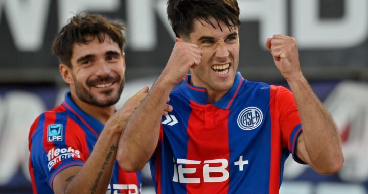 Alexis Cuello celebra con Gregorio Rodríguez tras marcar el gol de la victoria 1-0 en el Gasómetro