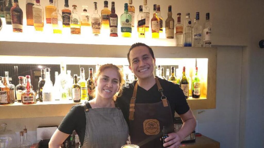 Santiago Naula preparando un canelazo frío con ingredientes andinos en su bar de San Sebastián