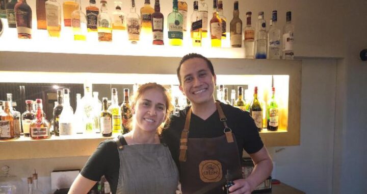 Santiago Naula preparando un canelazo frío con ingredientes andinos en su bar de San Sebastián