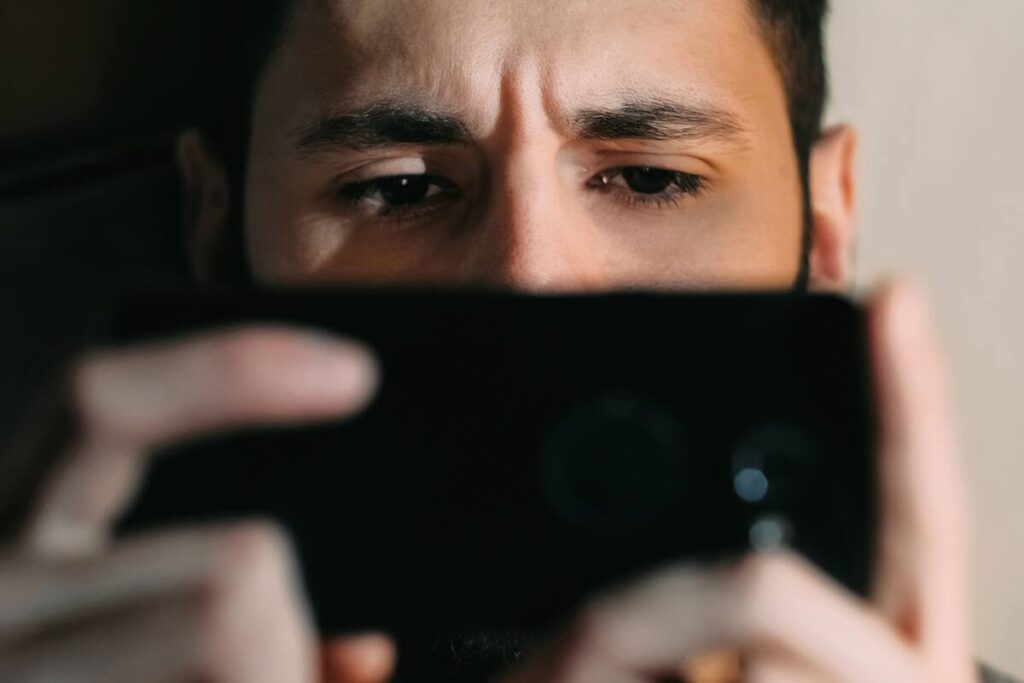 Pantalla dividida: video real de inundación vs réplica generada por IA con 'videos falsos IA'