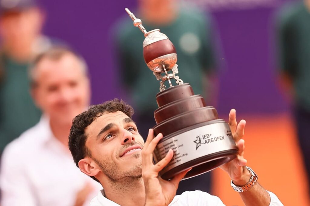 Francisco Cerúndolo levanta el trofeo del Argentina Open 2026 tras vencer 6-4 6-2 a Darderi en final histórica sin ceder sets