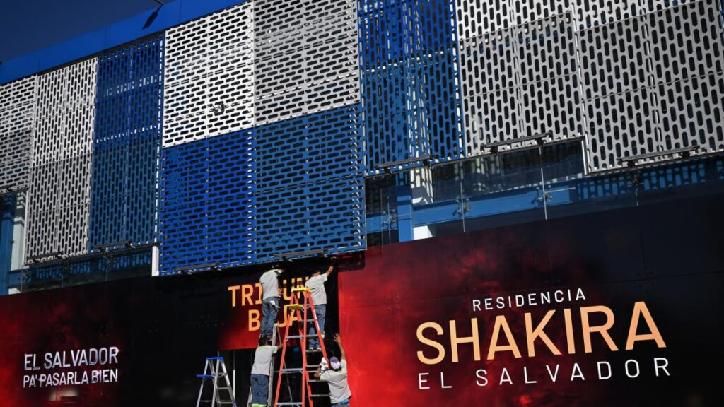 Multitud en el estadio 'Mágico' González durante concierto de Shakira con escenario iluminado en morado y dorado