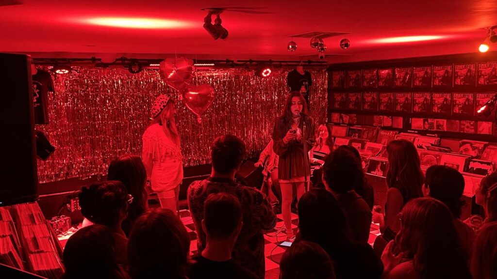 Jóvenes en un bar conectando sin pantallas, abandonando apps de citas por experiencias reales y comunitarias