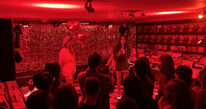 Jóvenes en un bar conectando sin pantallas, abandonando apps de citas por experiencias reales y comunitarias
