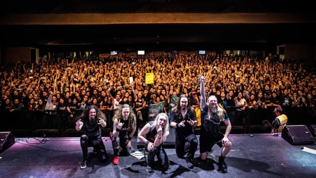 Sonata Arctica en concierto con luces y escenario épico en gira de 30 años de power metal