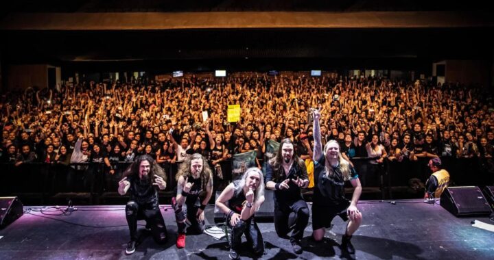 Sonata Arctica en concierto con luces y escenario épico en gira de 30 años de power metal