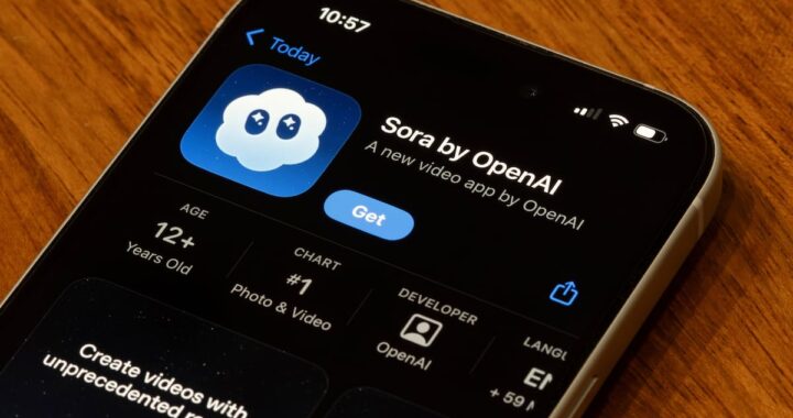 Gráfico en rojo mostrando caída del 65% en descargas de Sora de OpenAI en 60 días