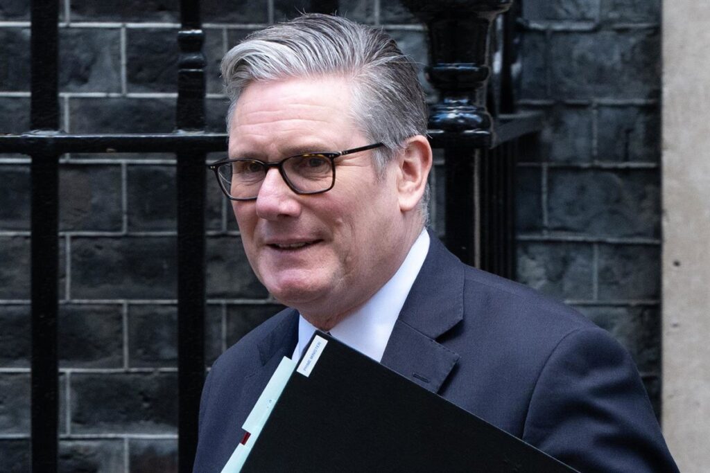Keir Starmer con expresión seria en el Parlamento británico durante crisis por vínculos de su equipo con Jeffrey Epstein