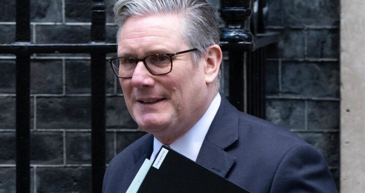 Keir Starmer con expresión seria en el Parlamento británico durante crisis por vínculos de su equipo con Jeffrey Epstein