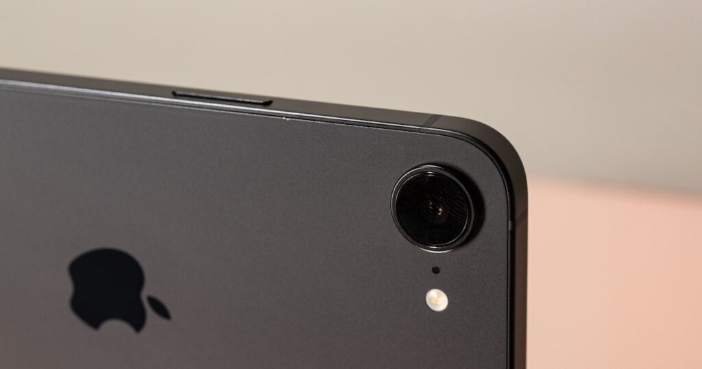 iPhone 17e en color azul medianoche mostrando su diseño delgado y logo Apple, con chip A19 y soporte MagSafe integrado