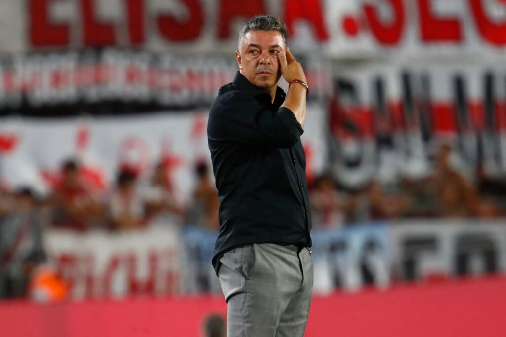 Marcelo Gallardo con mirada seria en el banco de River, tras goleada 1-4 que profundiza su crisis técnica