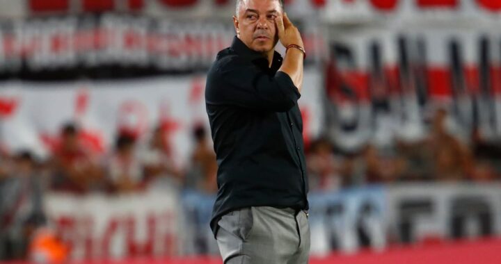 Marcelo Gallardo con mirada seria en el banco de River, tras goleada 1-4 que profundiza su crisis técnica