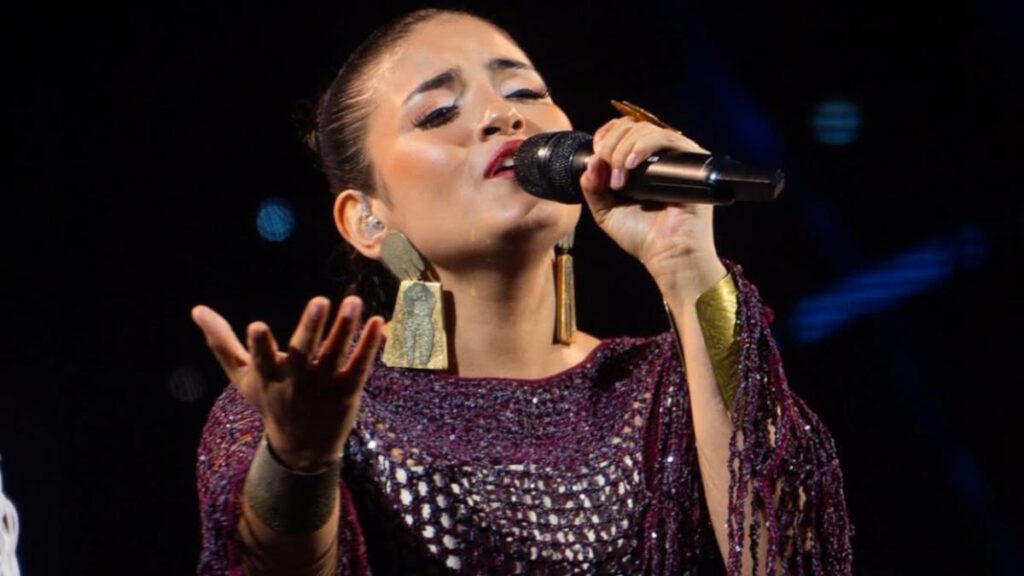 Brenda en el escenario de Viña del Mar con bailarines y guitarristas durante 'Capullito', su apuesta para remontar en la final