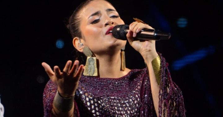 Brenda en el escenario de Viña del Mar con bailarines y guitarristas durante 'Capullito', su apuesta para remontar en la final