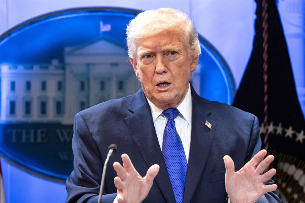 Donald Trump con gesto de enojo frente a documento judicial que bloquea sus aranceles comerciales