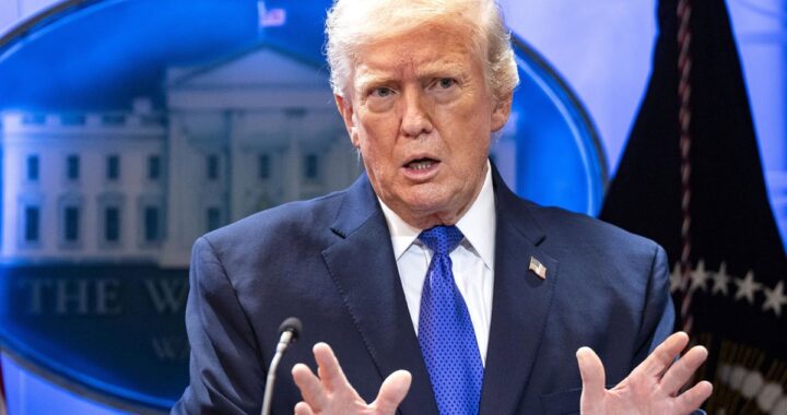Donald Trump con gesto de enojo frente a documento judicial que bloquea sus aranceles comerciales