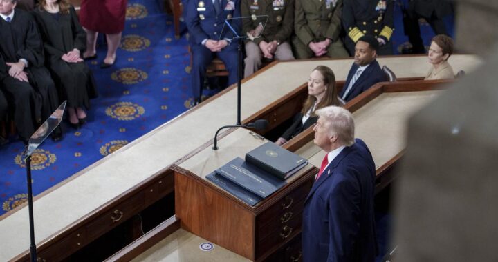 Donald Trump en conferencia con mapa de Cuba de fondo y gráficos de datos económicos sobre la isla