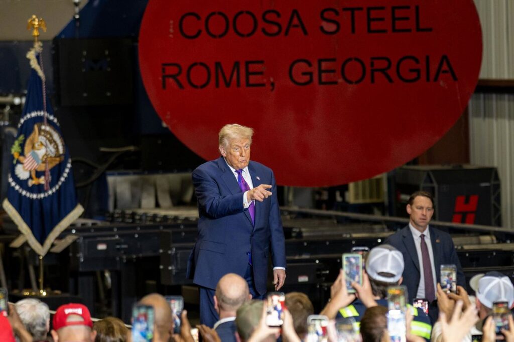 Donald Trump con gesto de frustración tras fallo de Corte Suprema con Gorsuch y Barrett al fondo en imagen de archivo