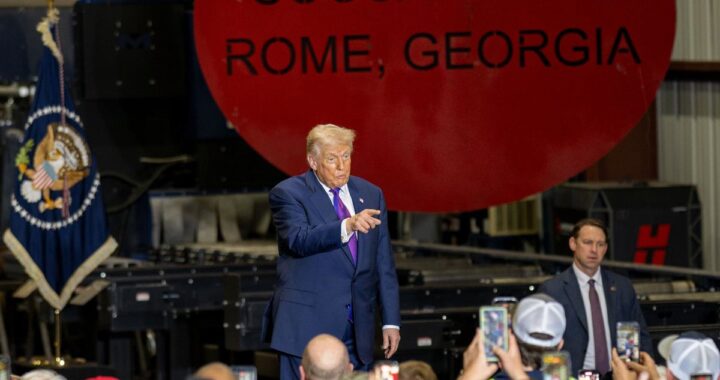 Donald Trump con gesto de frustración tras fallo de Corte Suprema con Gorsuch y Barrett al fondo en imagen de archivo