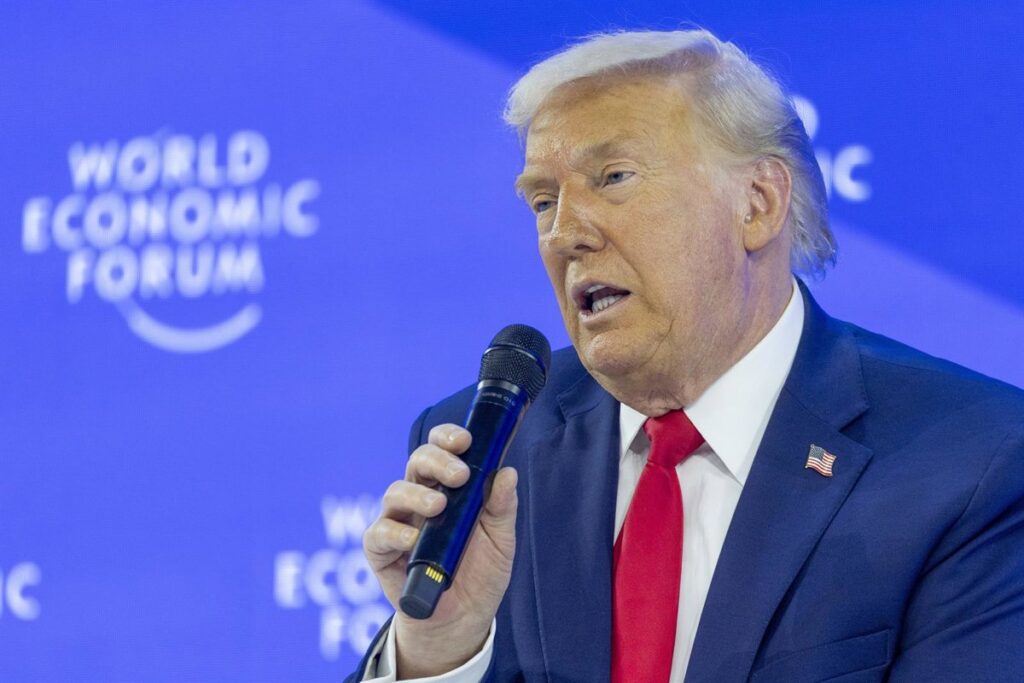 Donald Trump en podio con bandera de EE.UU. tras anunciar fin del tratado nuclear Nuevo START, fondo con misiles y mapa de China y Rusia