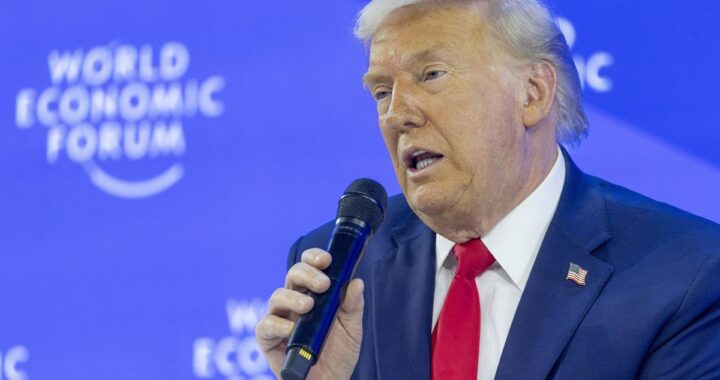 Donald Trump en podio con bandera de EE.UU. tras anunciar fin del tratado nuclear Nuevo START, fondo con misiles y mapa de China y Rusia