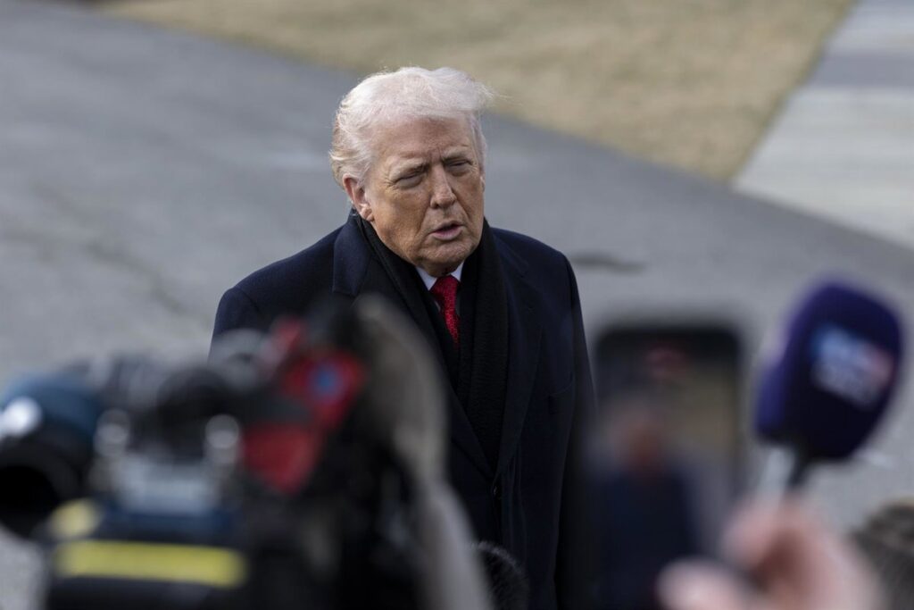 Donald Trump y Alí Jamenei en imágenes divididas con misiles y mapa de Oriente Medio marcando zonas de conflicto