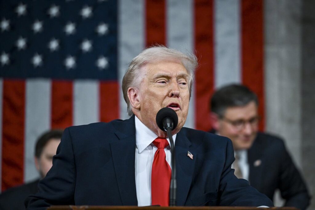 Donald Trump en el Congreso señalando un mapa de Irán con alertas nucleares y misiles balísticos