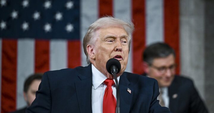 Donald Trump en el Congreso señalando un mapa de Irán con alertas nucleares y misiles balísticos