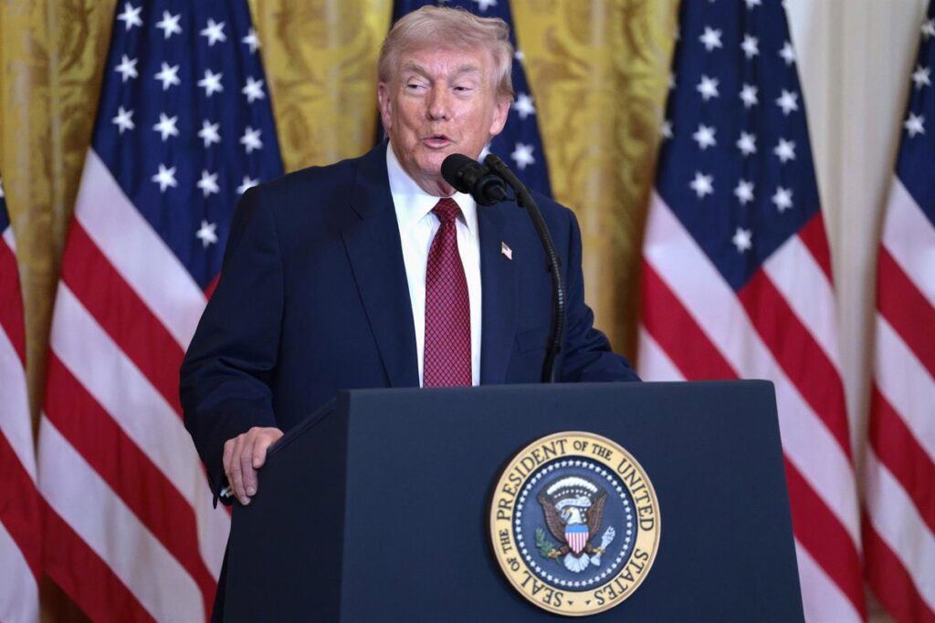 Documento oficial firmado por Trump revocando la ley climática de Obama sobre un fondo de humo industrial y protestas