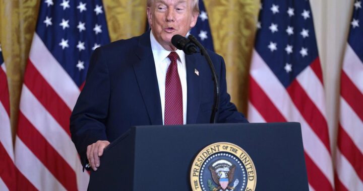 Documento oficial firmado por Trump revocando la ley climática de Obama sobre un fondo de humo industrial y protestas