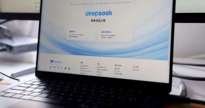 Logotipos de OpenAI y DeepSeek en pantallas de móvil con código binario de fondo, ilustrando el conflicto por robo de inteligencia artificial con chips Nvidia H800
