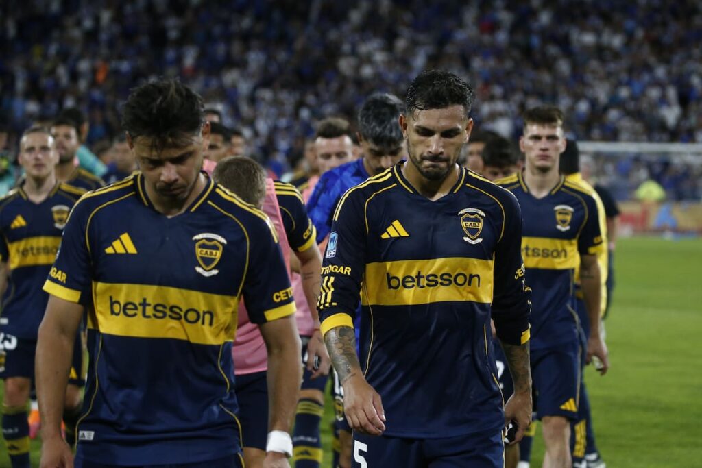 Jugadores de Boca cabizbajos tras recibir el 3-1 de Vélez en una Bombonera vacía y con hinchas protestando