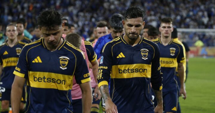 Jugadores de Boca cabizbajos tras recibir el 3-1 de Vélez en una Bombonera vacía y con hinchas protestando