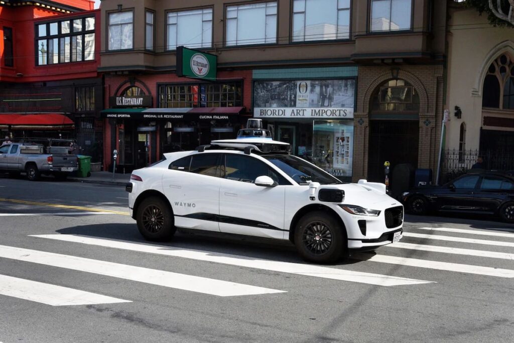 Robotaxi de Waymo detenido tras atropellar a un niño frente a una escuela primaria con SUVs mal estacionados