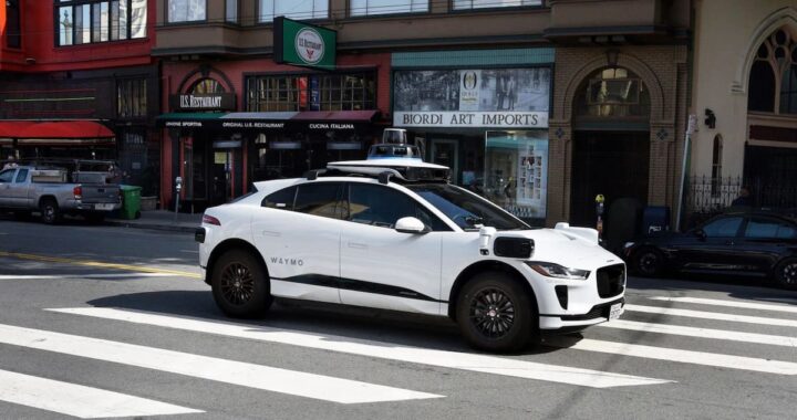 Robotaxi de Waymo detenido tras atropellar a un niño frente a una escuela primaria con SUVs mal estacionados