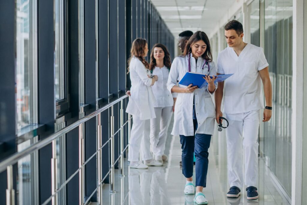 Médico revisando resultados en una tablet con alerta de 'Error en diagnóstico por IA' y gráficos de riesgo