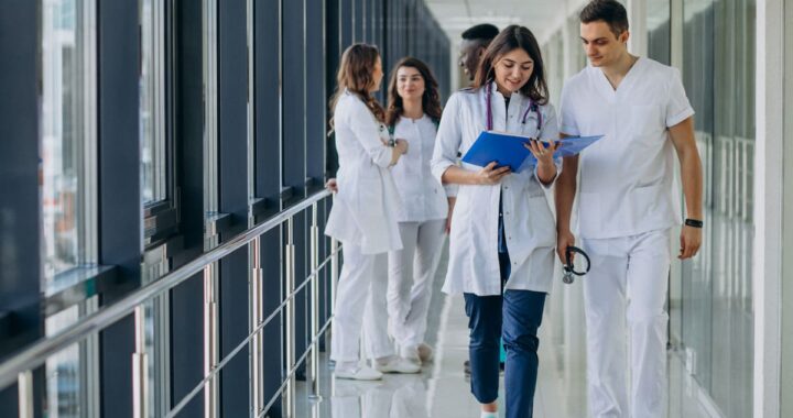 Médico revisando resultados en una tablet con alerta de 'Error en diagnóstico por IA' y gráficos de riesgo