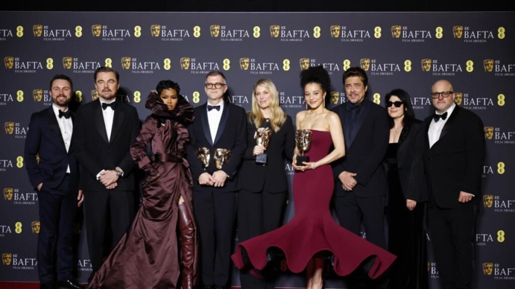 Paul Thomas Anderson recibe el BAFTA a mejor director por 'Una batalla tras otra' con Leonardo DiCaprio y Benicio del Toro al fondo