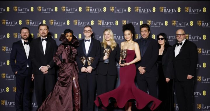 Paul Thomas Anderson recibe el BAFTA a mejor director por 'Una batalla tras otra' con Leonardo DiCaprio y Benicio del Toro al fondo