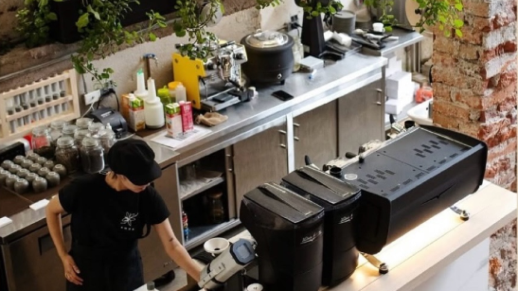 Barista sirviendo café de tueste claro en Fankør, la cafetería quiteña en el top 11 mundial, con granos ecuatorianos de especialidad