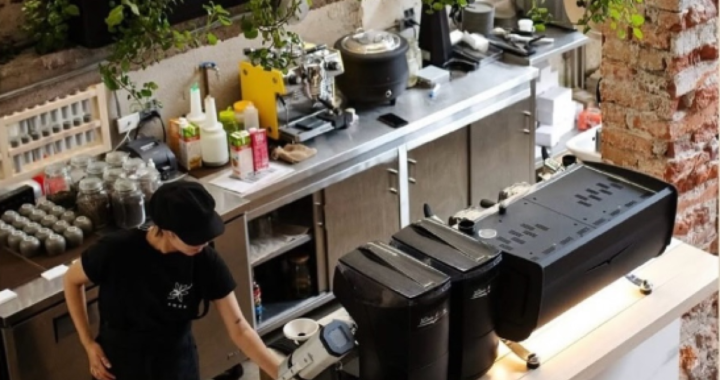 Barista sirviendo café de tueste claro en Fankør, la cafetería quiteña en el top 11 mundial, con granos ecuatorianos de especialidad