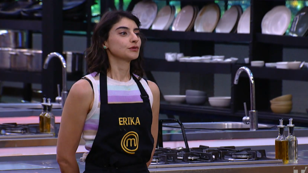 Erika Toa Russo con expresión de shock al conocer su eliminación en MasterChef frente a plato de locro de papas mal evaluado