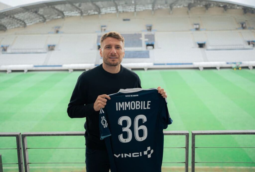 Mykhailo Mudryk con camiseta del Chelsea junto a billetes de 100 euros simbolizando su traspaso récord de €115M