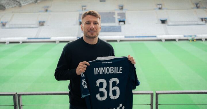 Mykhailo Mudryk con camiseta del Chelsea junto a billetes de 100 euros simbolizando su traspaso récord de €115M