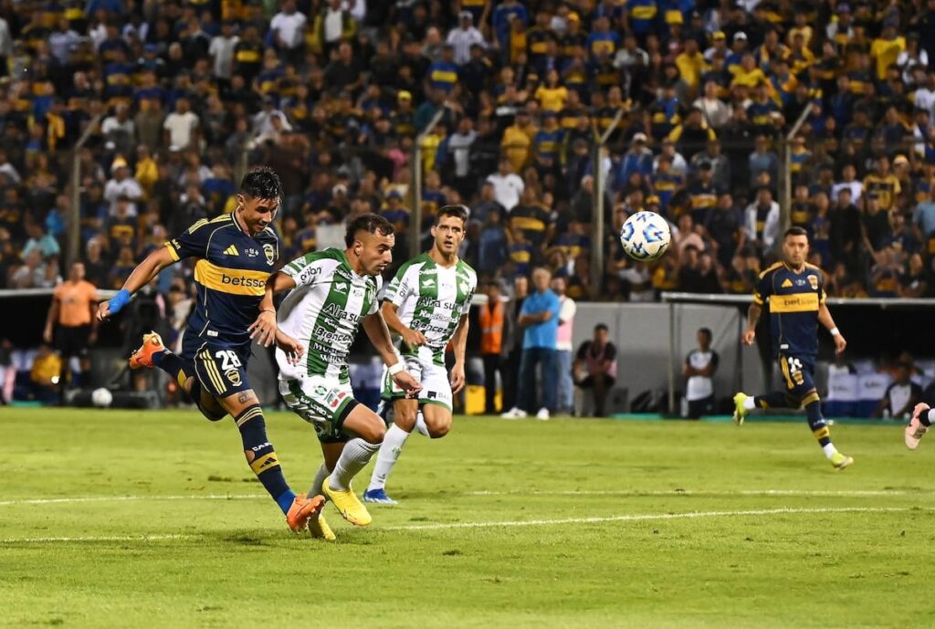Adam Bareiro celebra su doblete en su debut con Boca, marcando 2 goles en menos de 60 minutos ante Gimnasia de Chivilcoy