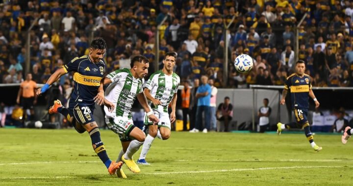 Adam Bareiro celebra su doblete en su debut con Boca, marcando 2 goles en menos de 60 minutos ante Gimnasia de Chivilcoy